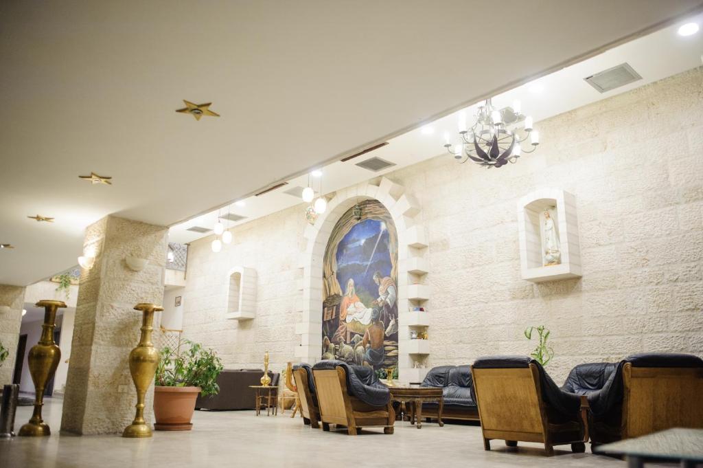伯利恒伯利恒酒店的大堂设有椅子和墙上的绘画作品