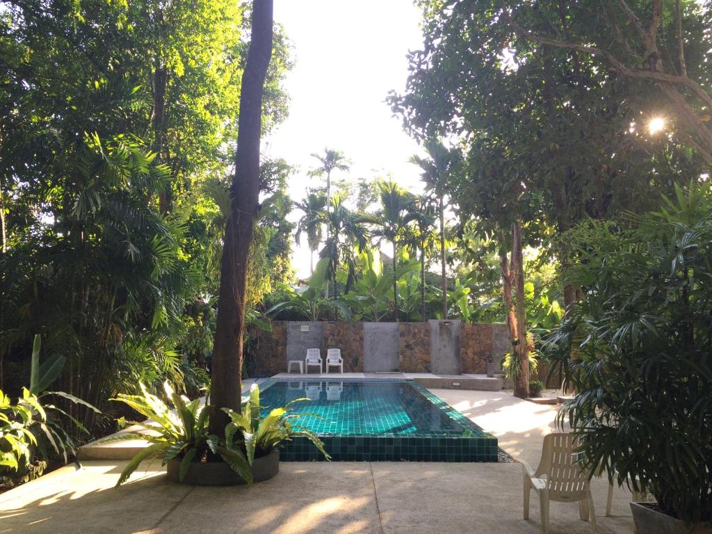 查龙费恩之屋休闲酒店的花园中的一个游泳池