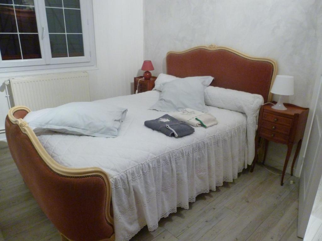 圣艾米隆Les ID de Saint Emilion的一间卧室配有带白色床单和枕头的床。
