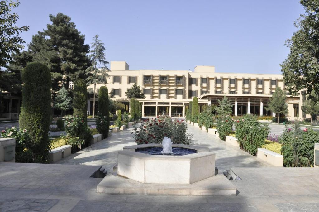 喀布尔喀布尔塞雷娜酒店的庭院中间有喷泉的建筑