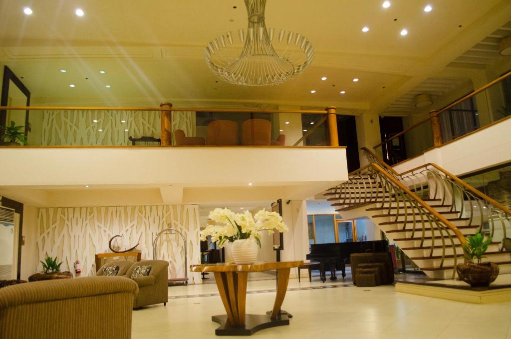 苏里高苏里高酒店的设有一个配有楼梯的大堂和一间客厅。