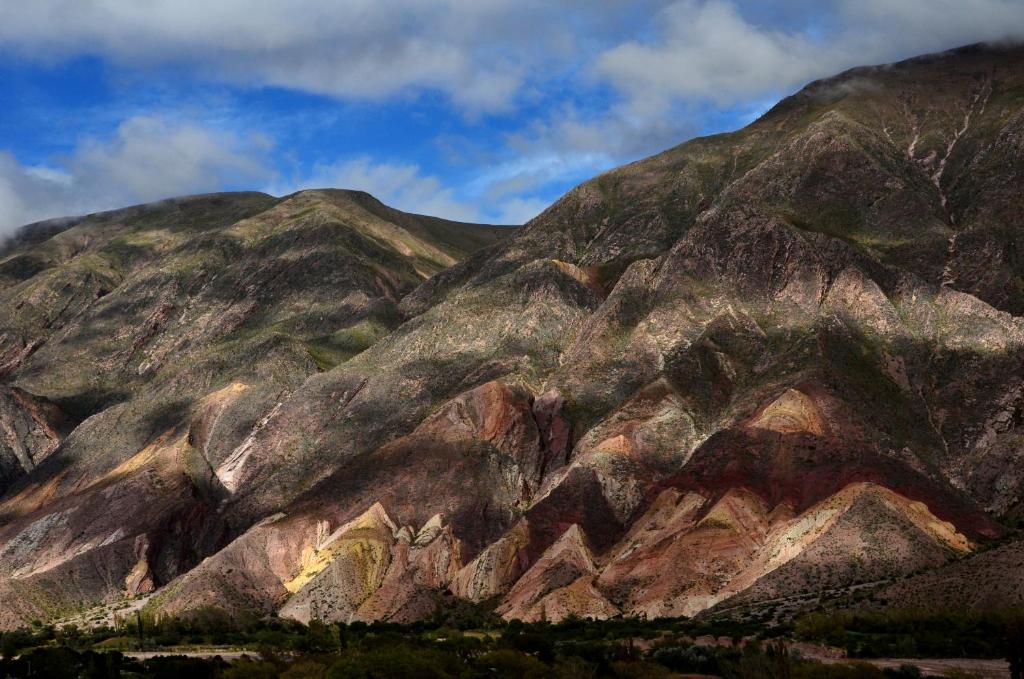 麦马拉Cabañas Maimará的蓝天的岩石山