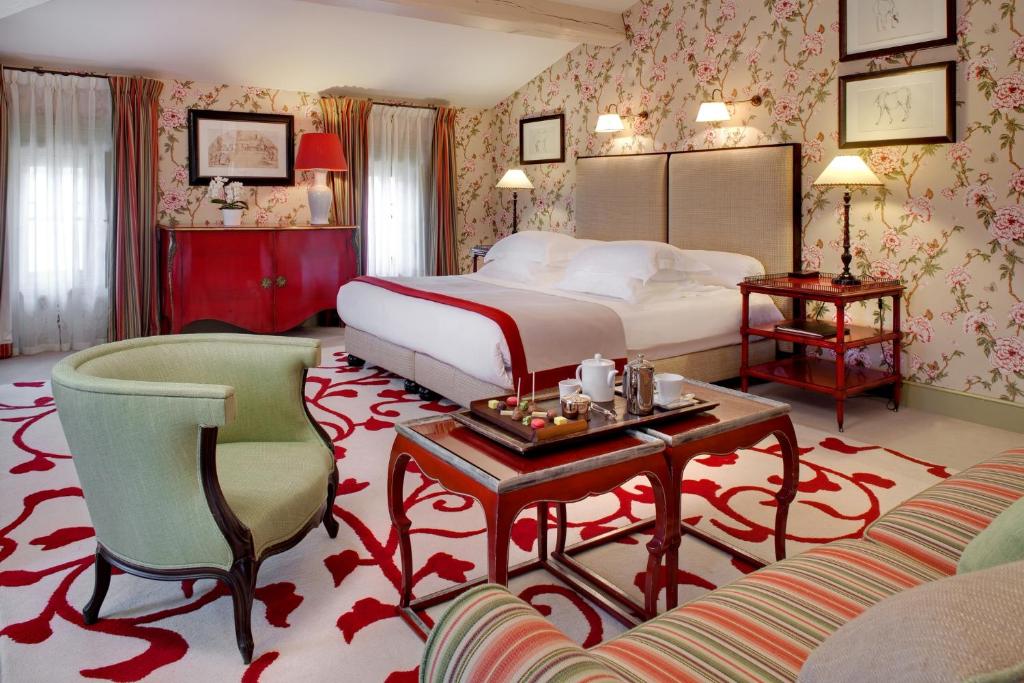 圣艾米隆Hôtel de Pavie的酒店客房,配有床和沙发