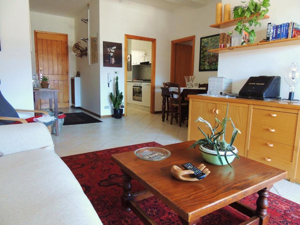 切尔诺比奥拉科利纳多罗度假屋的一间带桌子的客厅和一间厨房