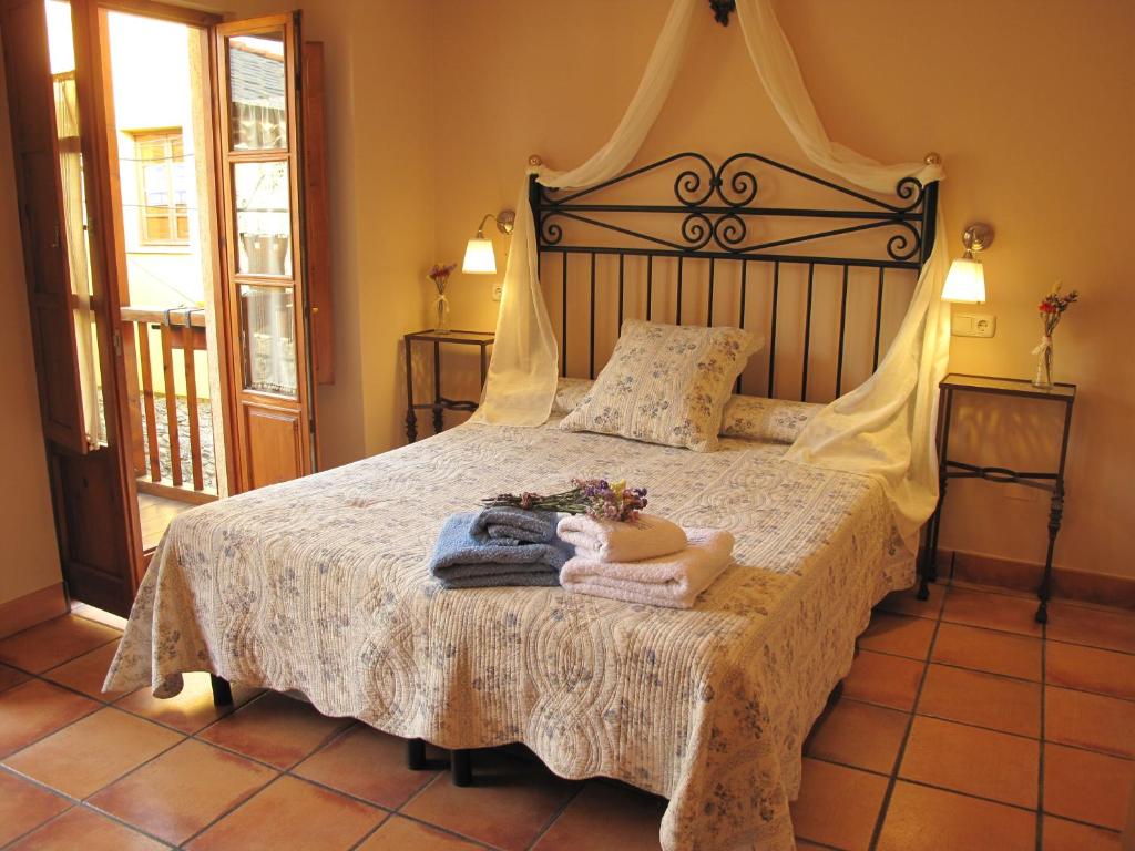 莫利纳塞卡Casa Rural La Torre De Babel的一间卧室配有带毛巾的床