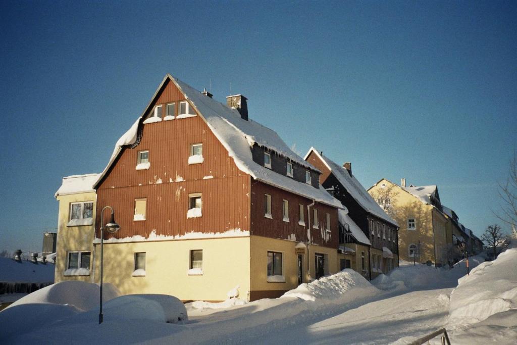 库罗阿尔滕堡Ferienwohnung Rumrich的雪中一座棕色和白色的大建筑
