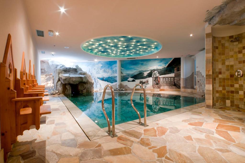 摩德纳迪-坎皮格里奥吉安娜酒店的一间房子里设有游泳池的房间