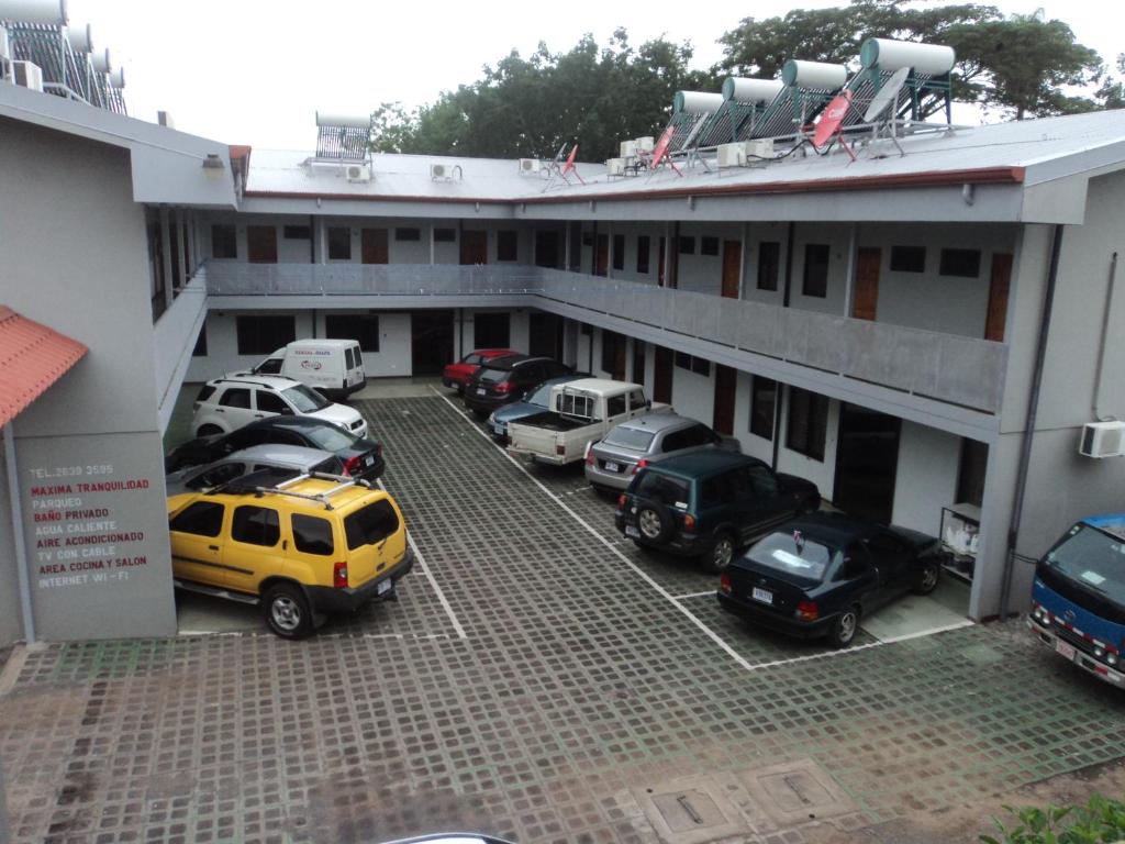 Miramar卡比纳斯朵迷培奈酒店的停车场,停车场停在大楼前