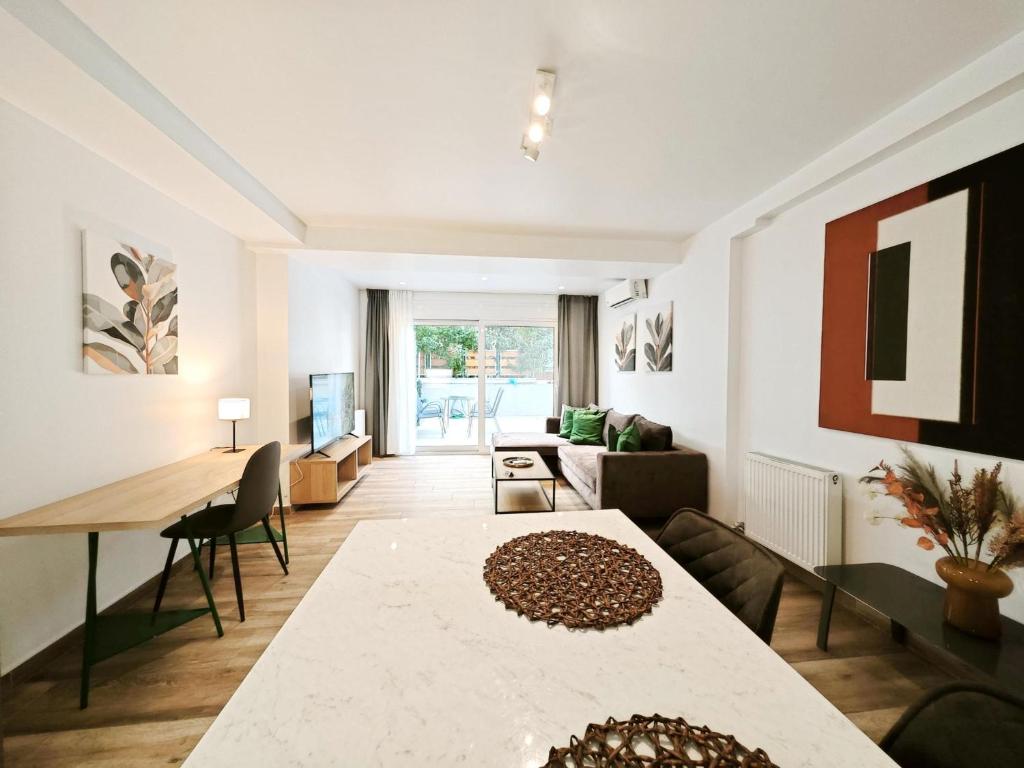 雅典Kalipsous by Verde Apartments的带桌子和沙发的客厅