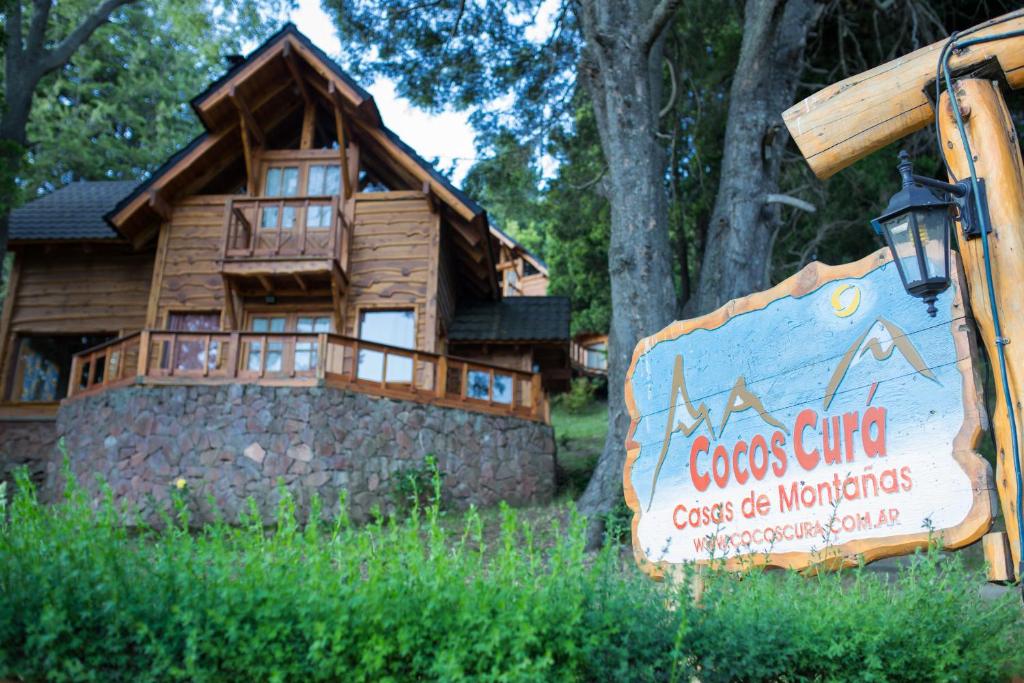 圣卡洛斯-德巴里洛切Cocos Cura Casas de montaña的小木屋前的标志