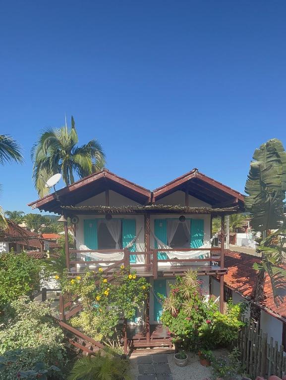 帕拉蒂Villa Tiê Paraty的一个带椅子和棕榈树的度假村