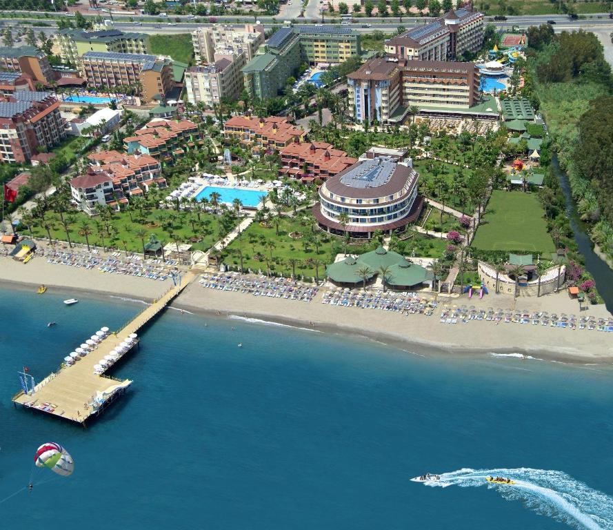 科纳克勒Saphir Hotel & Villas的享有海滩空中美景和度假胜地