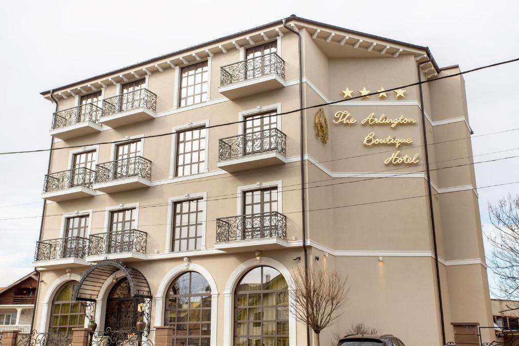 克拉约瓦The Arlington Boutique Hotel的建筑的侧面有标志