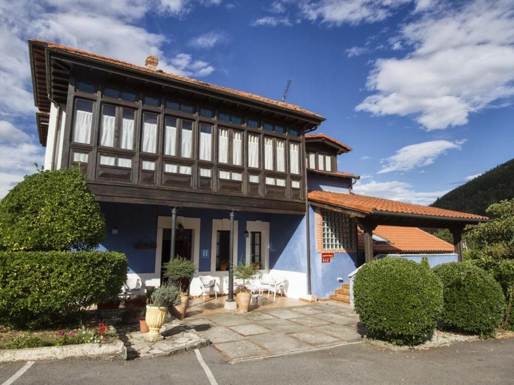 Sobrepiedra卡瑟纳索布雷皮尔德拉乡村民宿的蓝色和白色的房子