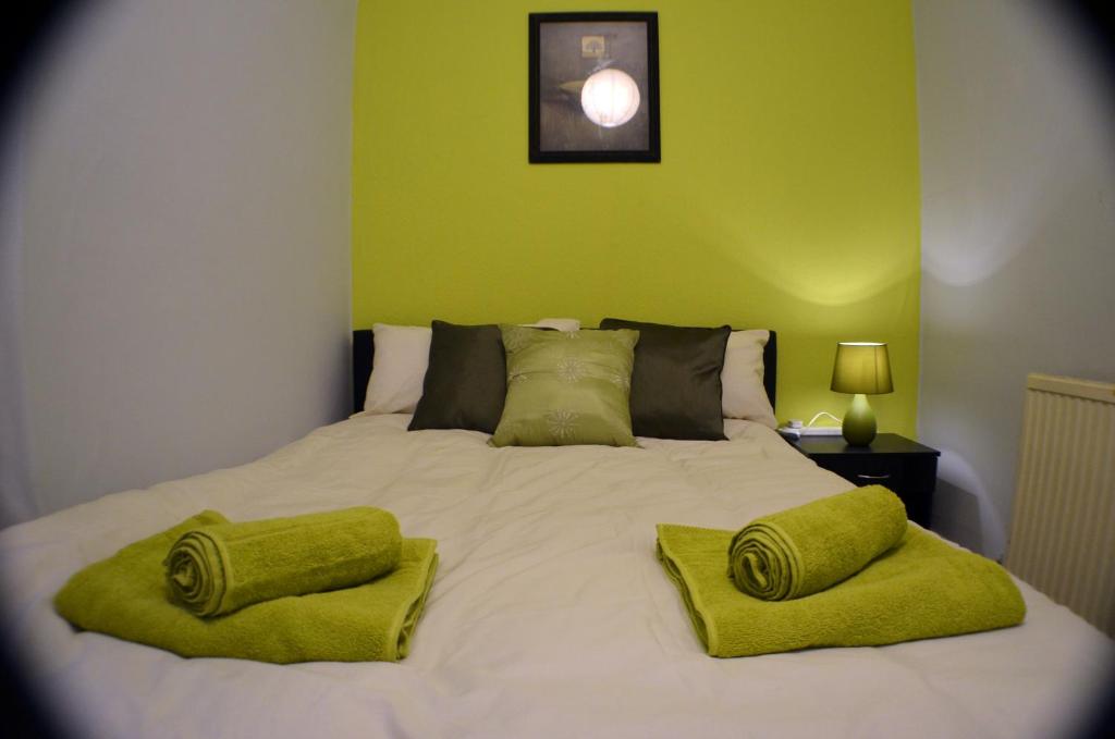 曼彻斯特毕奇菲斯旅馆的一间卧室设有一张带绿色墙壁的大床