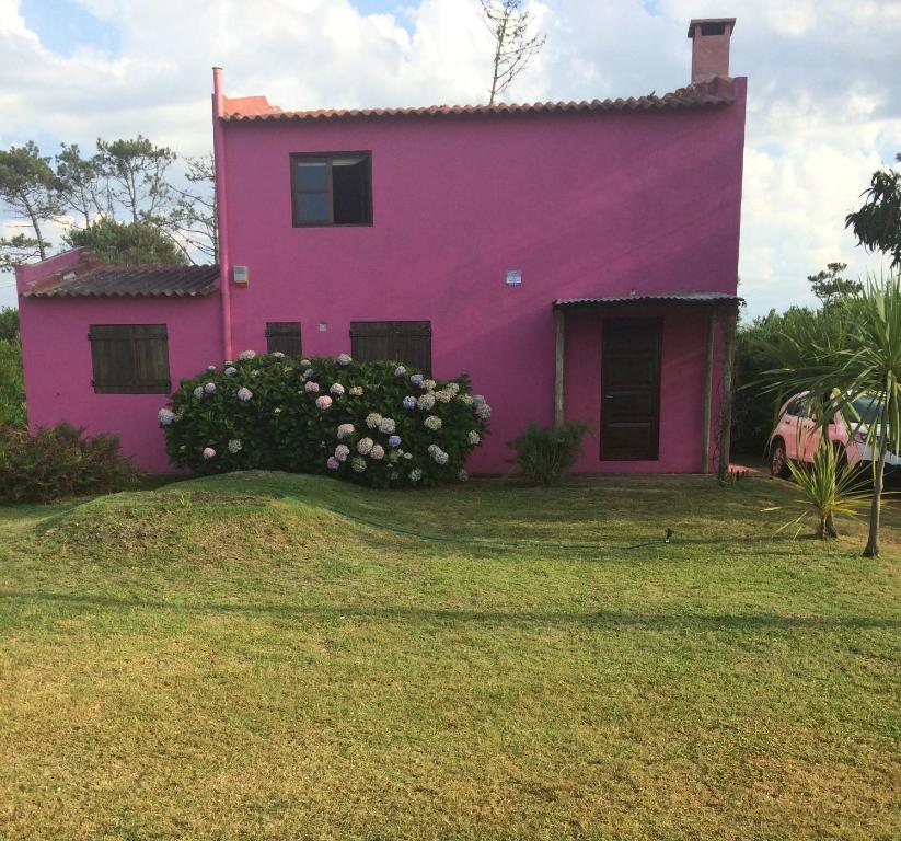 拉帕洛马La Rosada的前面有鲜花的粉红色房子