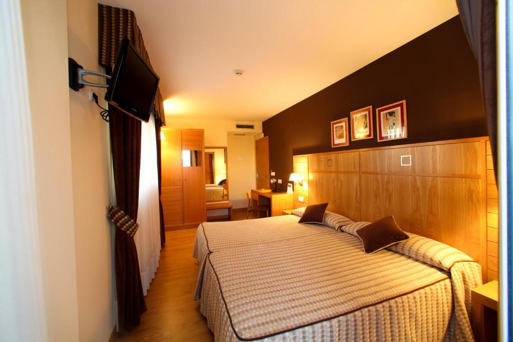 Hotel Condes De Lemos España客房内的一张或多张床位