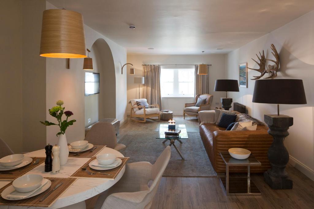 莫顿因马什科茨沃尔德格雷公寓的客厅配有沙发和桌子
