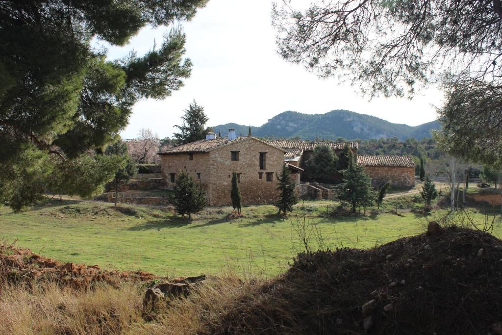 Peñarroya de TastavinsMas de Nofre的田间中的一个老房子