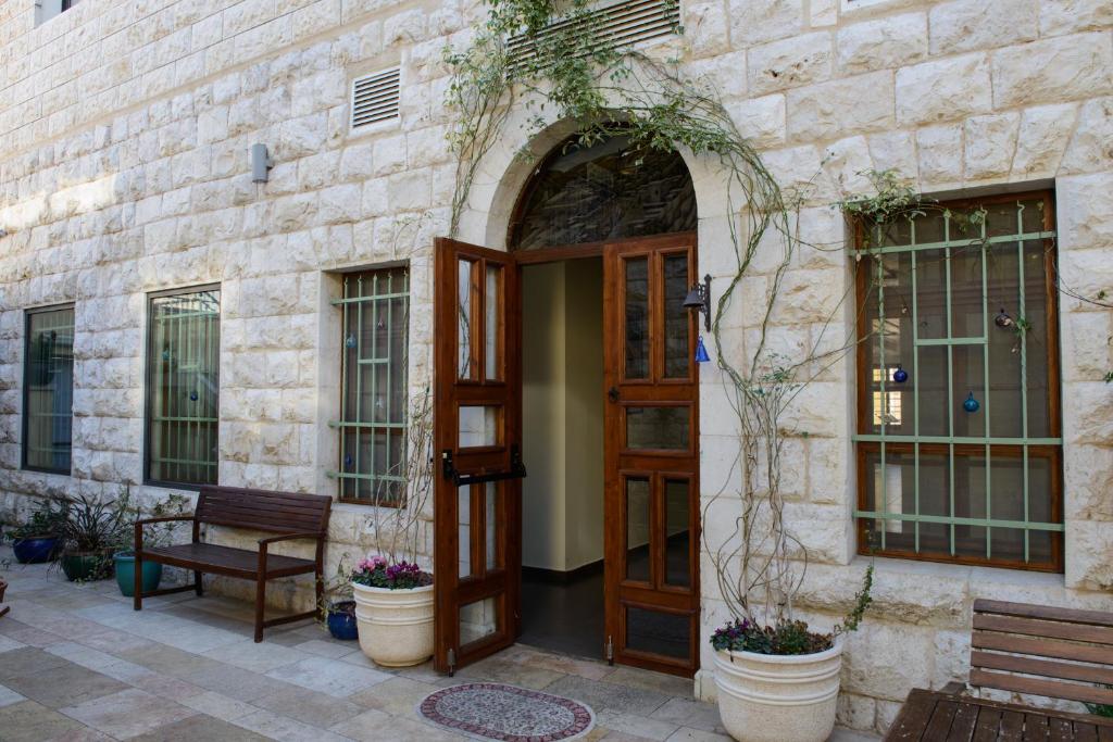 拿撒勒Villa Nazareth B&B的石头建筑的入口,带有木门
