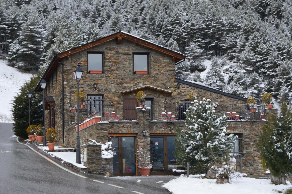 比克萨塞瑞Hotel Parador de Canolich - Only Adults的山上雪中的石头房子