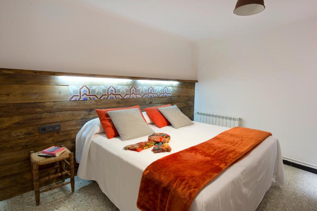 莫尼斯特罗尔Apartments Mo的卧室配有带橙色枕头的大型白色床