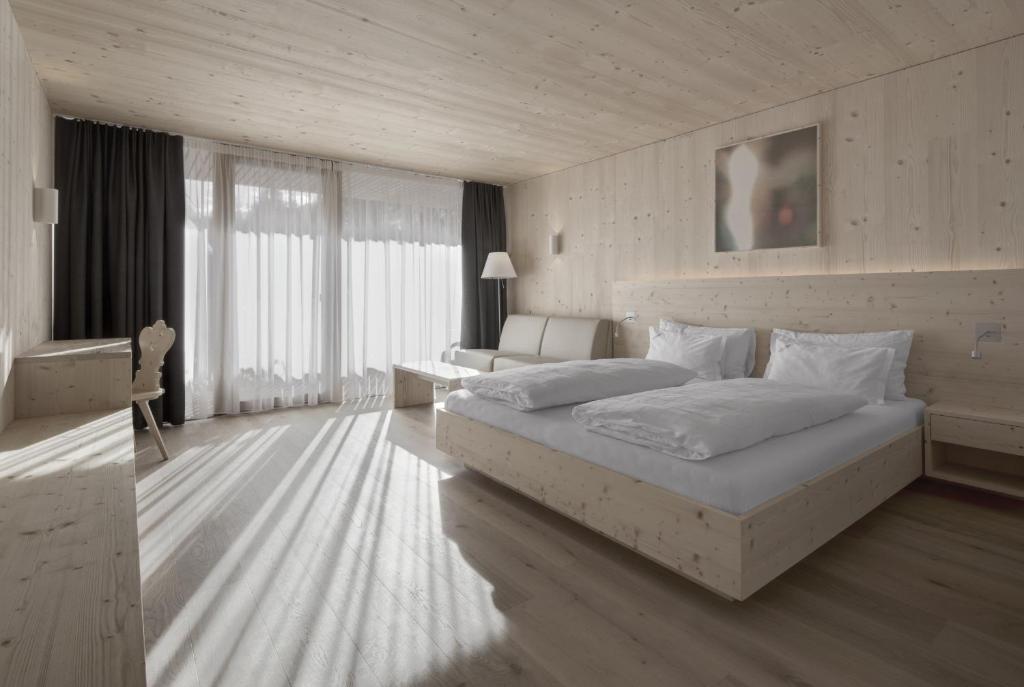 巴迪亚纳扎花园酒店的酒店客房配有一张床、一张书桌和一张西德西德西德西德床