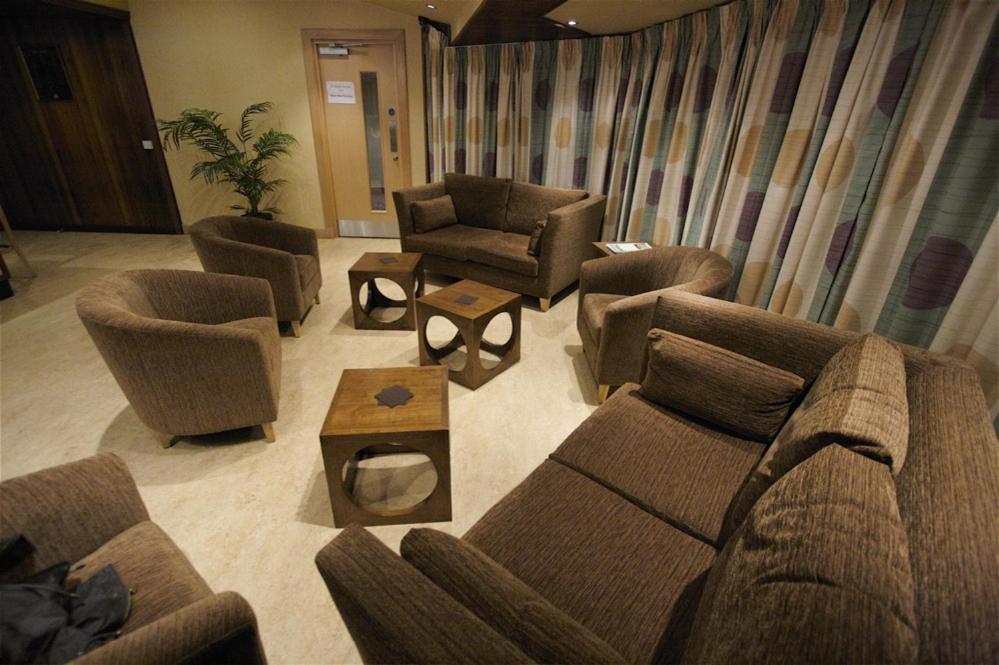 柯克沃尔阿尔伯特酒店的带沙发、椅子和桌子的客厅