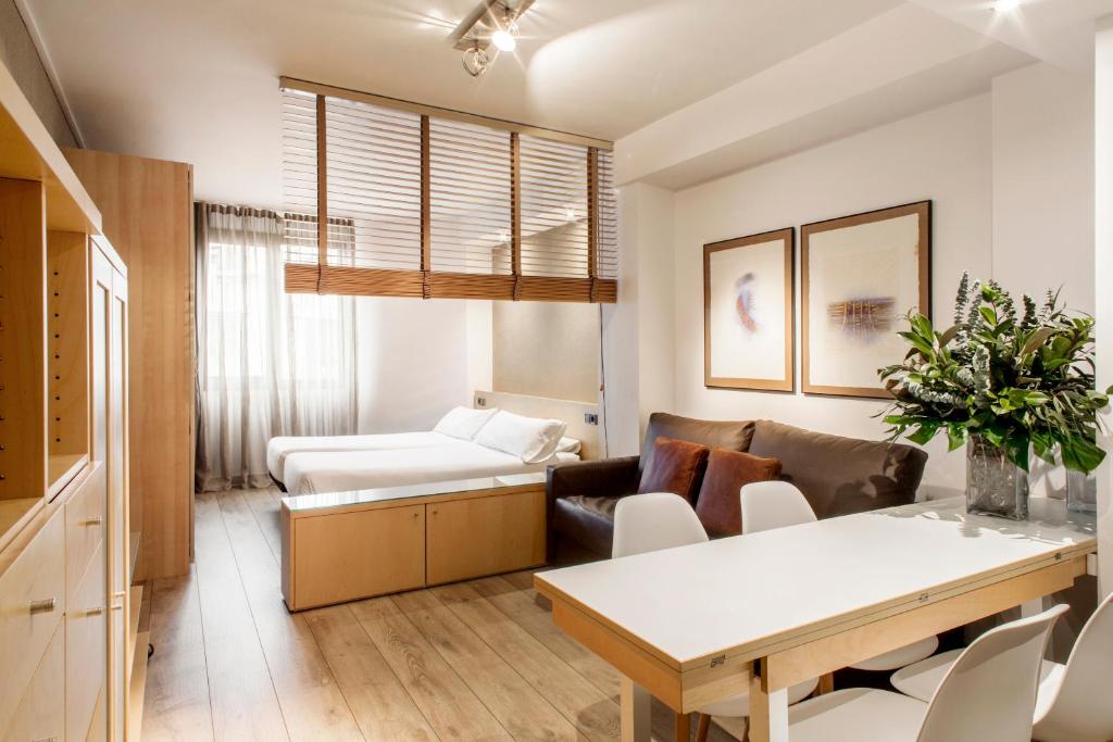 巴塞罗那巴塞罗那阿拉姆特公寓酒店的客厅配有沙发和桌子