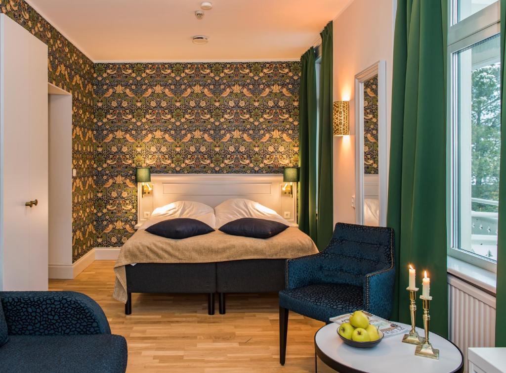 吕勒奥SPiS Hotell Amber的一间卧室配有一张床和两把椅子