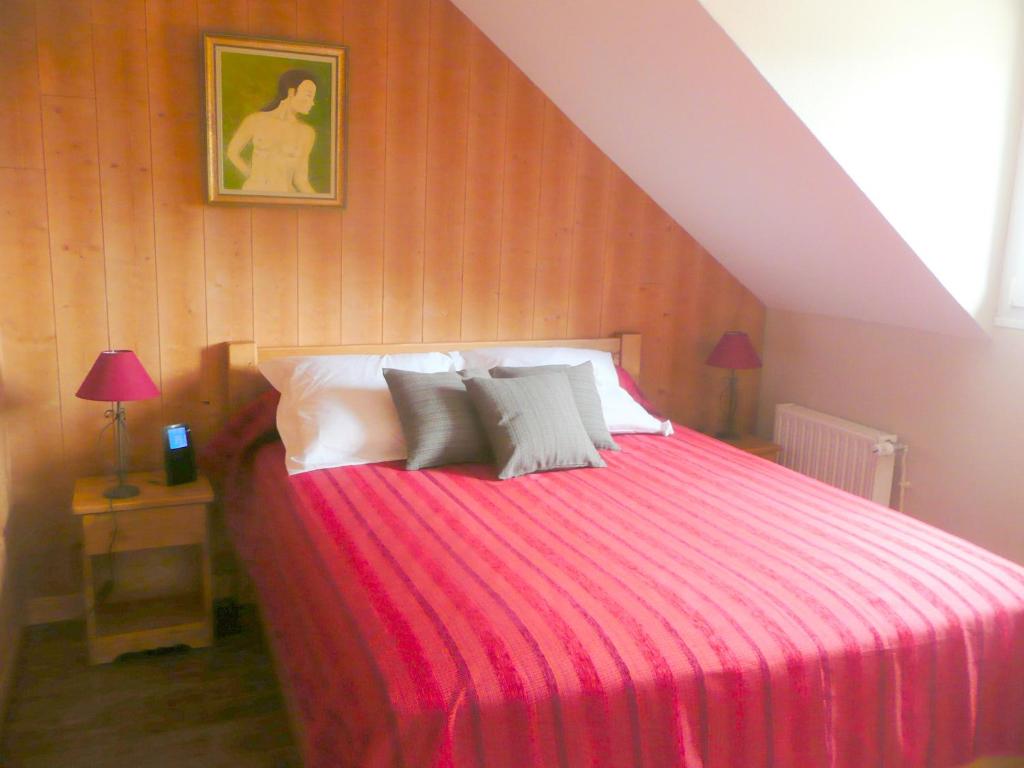 拉布尔布勒桑西之星公寓式酒店的一间卧室配有一张带红色毯子的床