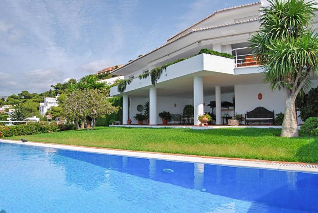 Villa El Horizonte infinite pool内部或周边的泳池