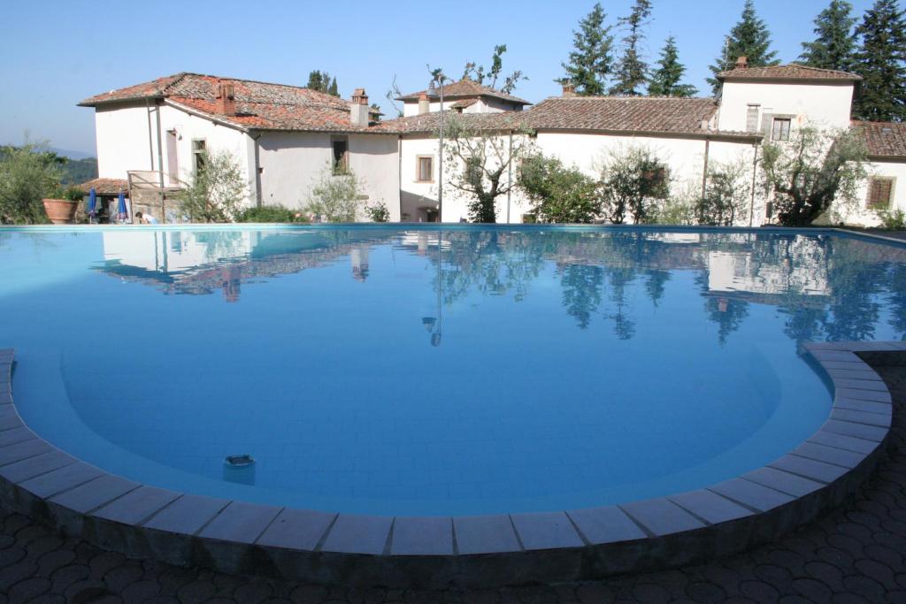 佩拉戈格拉西那别墅的一座房子前面的蓝色海水大型游泳池