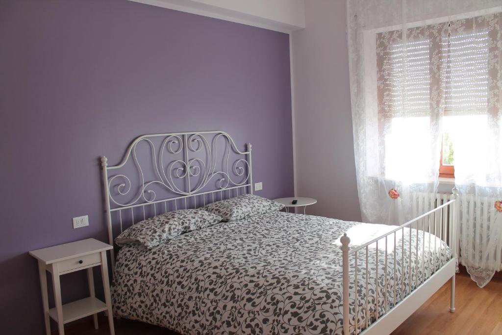 阿西西阿西西索尼住宿加早餐旅馆的一间卧室配有一张蓝色墙壁的床