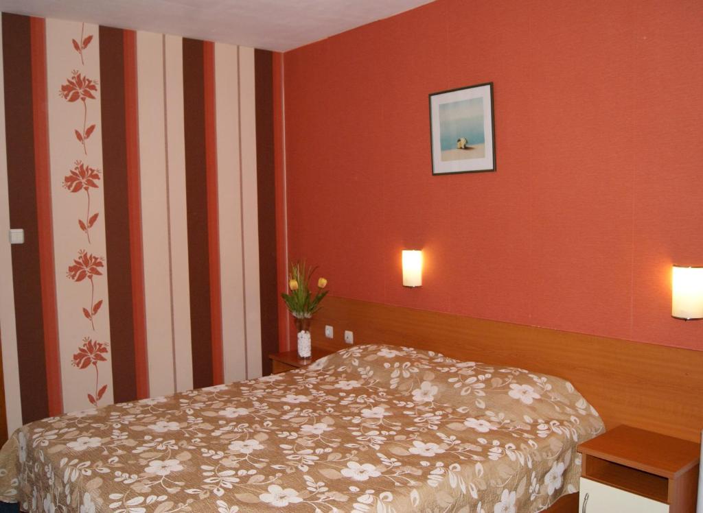 布尔加斯福斯酒店的酒店客房,设有床铺和红色的墙壁