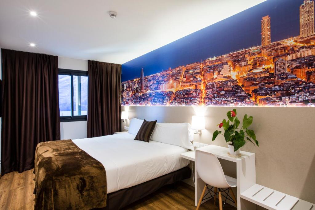 巴塞罗那Hotel BESTPRICE Gracia的一间酒店客房,配有一张床和一幅体育场画