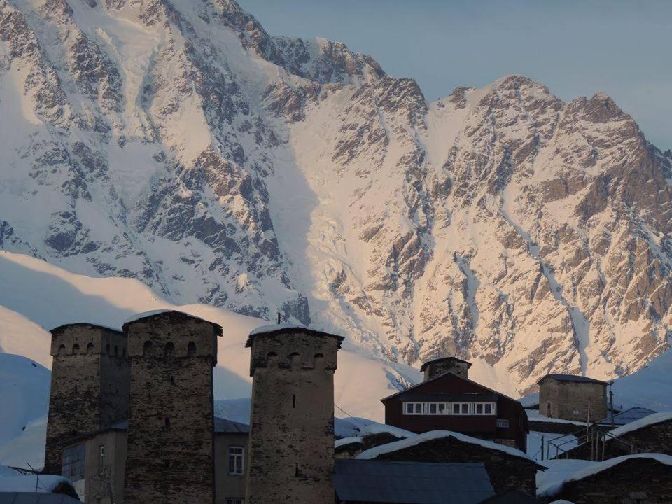 乌树故里乌斯古里里霍旅馆的一座山,在一座建筑前有两座塔