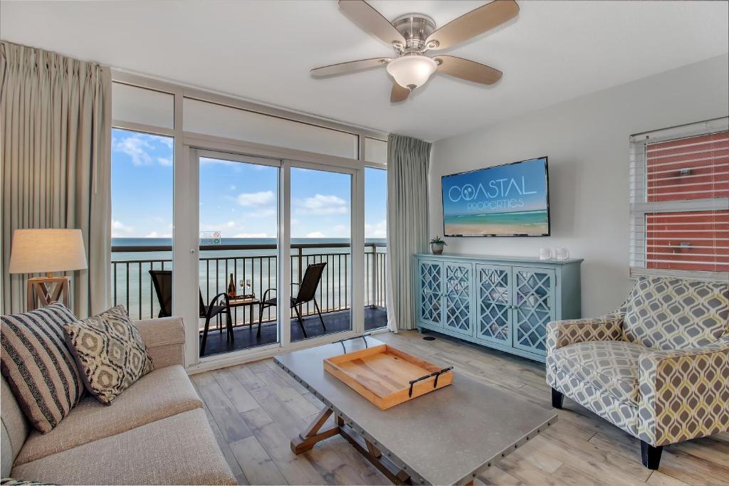 默特尔比奇Oceanfront Work From Here Central Location! 1157的带沙发和桌子的客厅