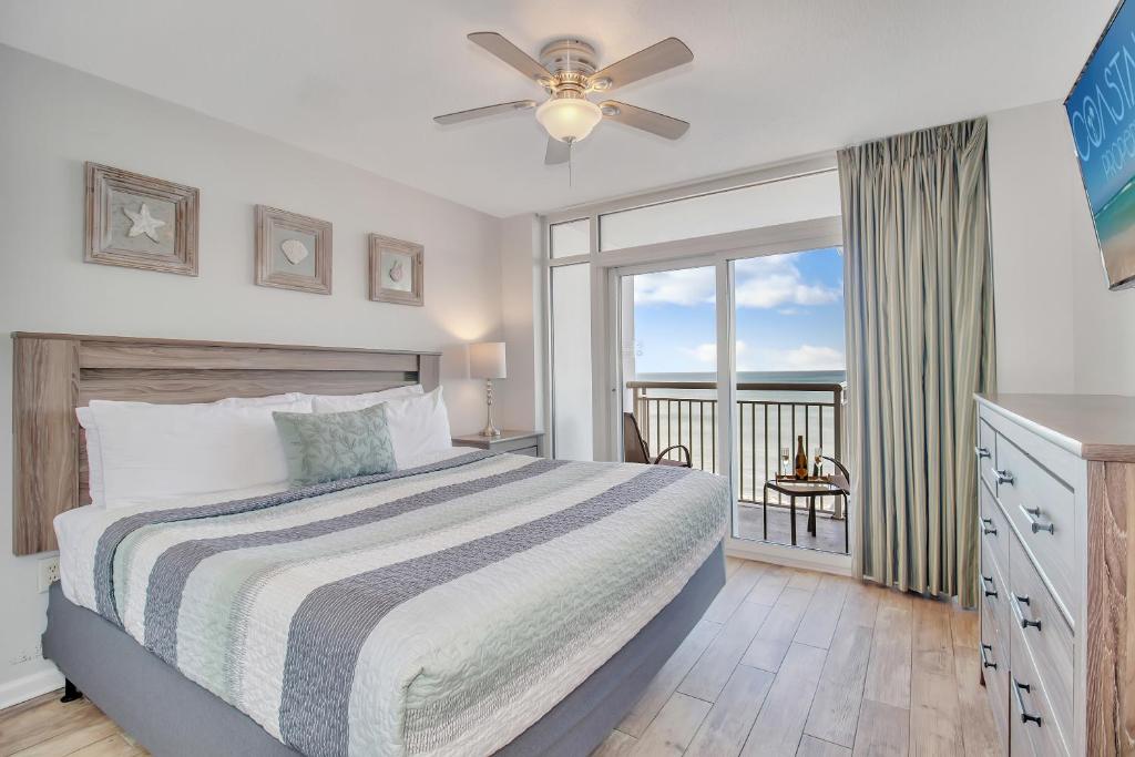 默特尔比奇Oceanfront Work From Here Central Location! 1157的一间带床和阳台的卧室