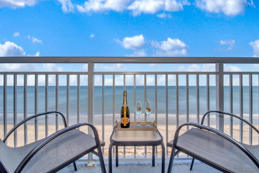 Oceanfront Work From Here Central Location! 1157的阳台或露台