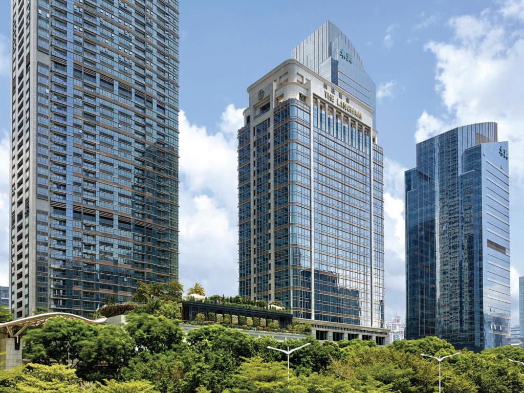 深圳深圳东海朗廷酒店的一座树木繁茂的城市里两座高耸的摩天大楼