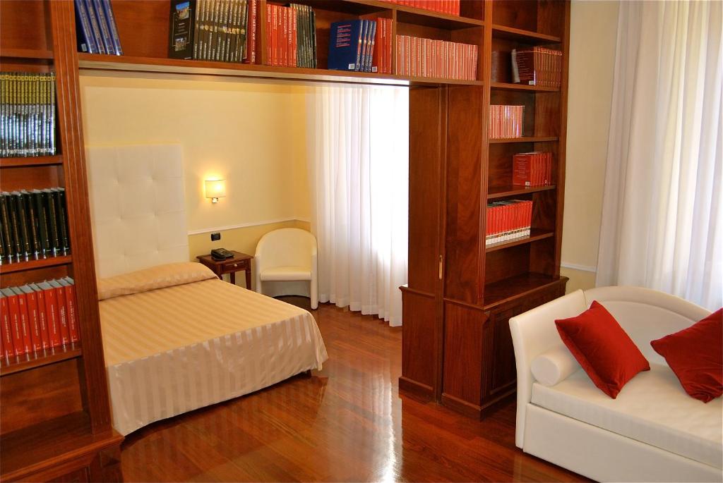 罗马露多维希豪华客房酒店的一间卧室配有床和书架,并提供书籍