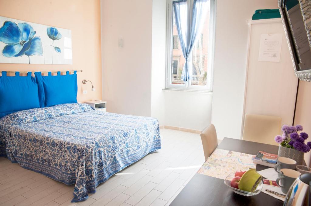 罗马梅露拉那套房酒店的一间卧室配有一张带蓝色床罩的床