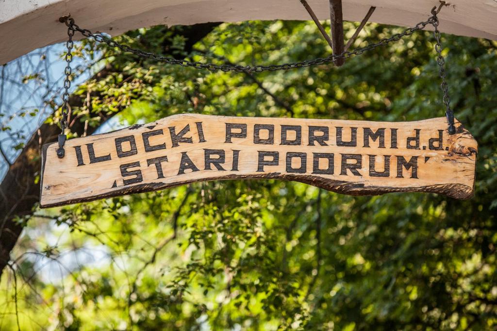 伊洛克Hotel Stari Podrum的读取本地波特兰星辰的木符号
