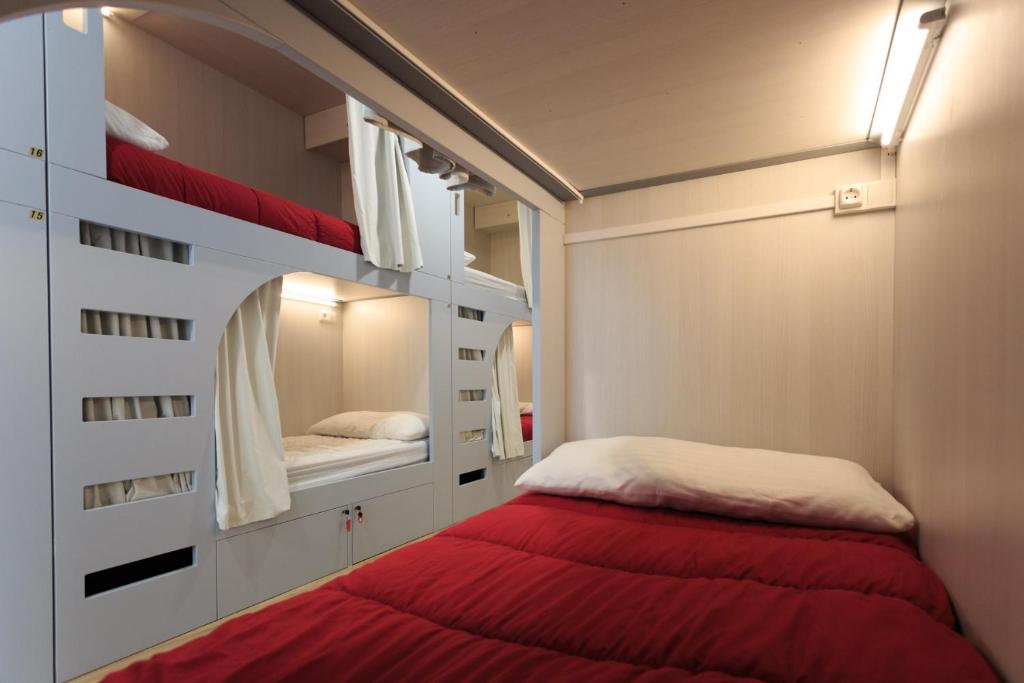 潘普洛纳奥博古潘普罗那依鲁纳考酒店的一间小卧室,配有一张床和镜子