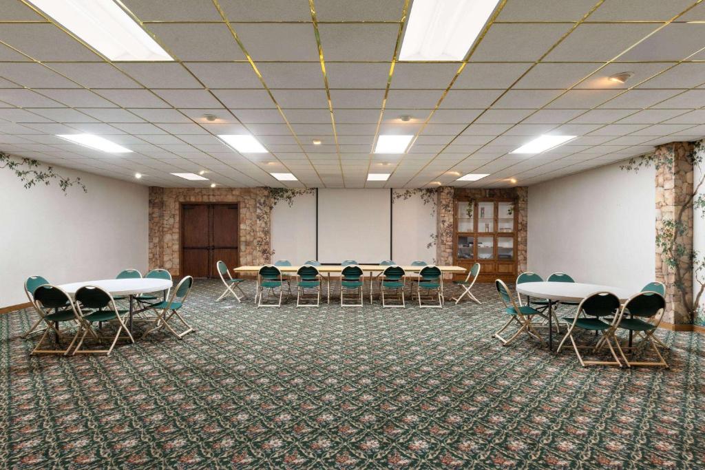 勒莫尔旅程住宿酒店商务区和&#47;或会议室