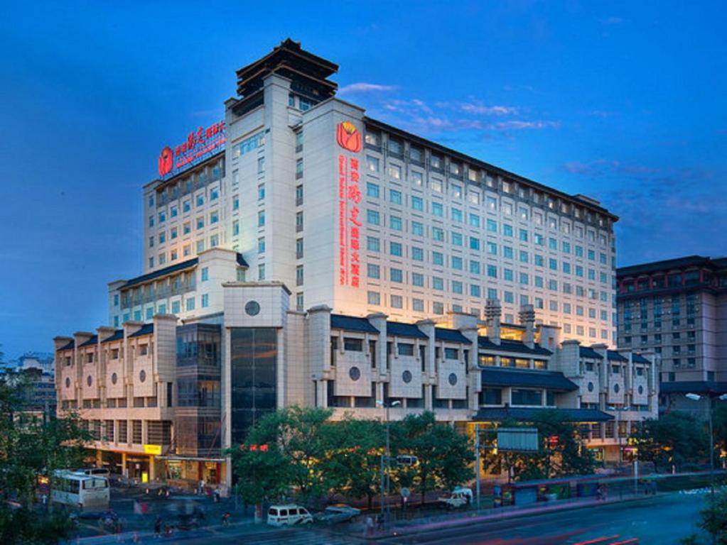 西安西安阳光国际大酒店 的一座大建筑,上面有红色标志