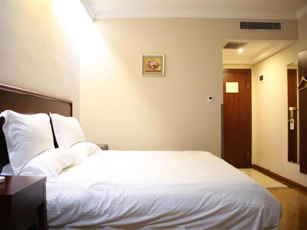 顺义格林豪泰北京市顺义区新国展快捷酒店的卧室配有一张白色大床