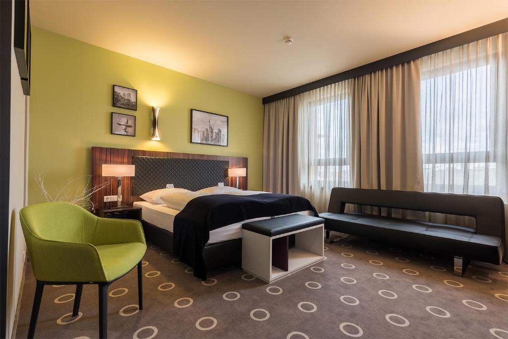 美因河畔法兰克福法兰克福酒店的配有一张床和一把椅子的酒店客房
