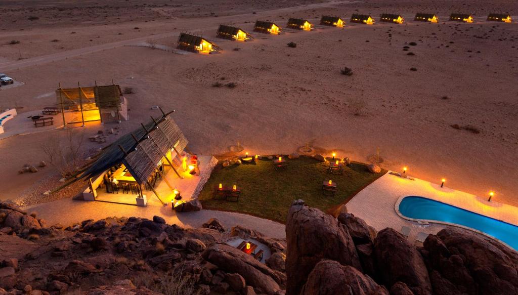 塞斯瑞姆沙漠箭袋营旅馆的夜晚海滩上房子的空中景色